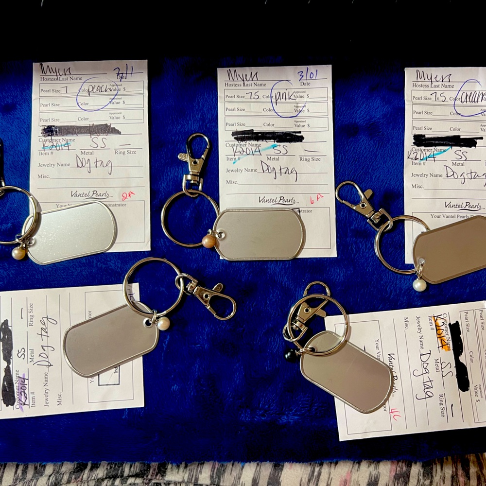 Vantel Pearl dog tag key ring